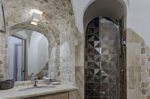 Douche, articles de toilette gratuits, sèche-cheveux