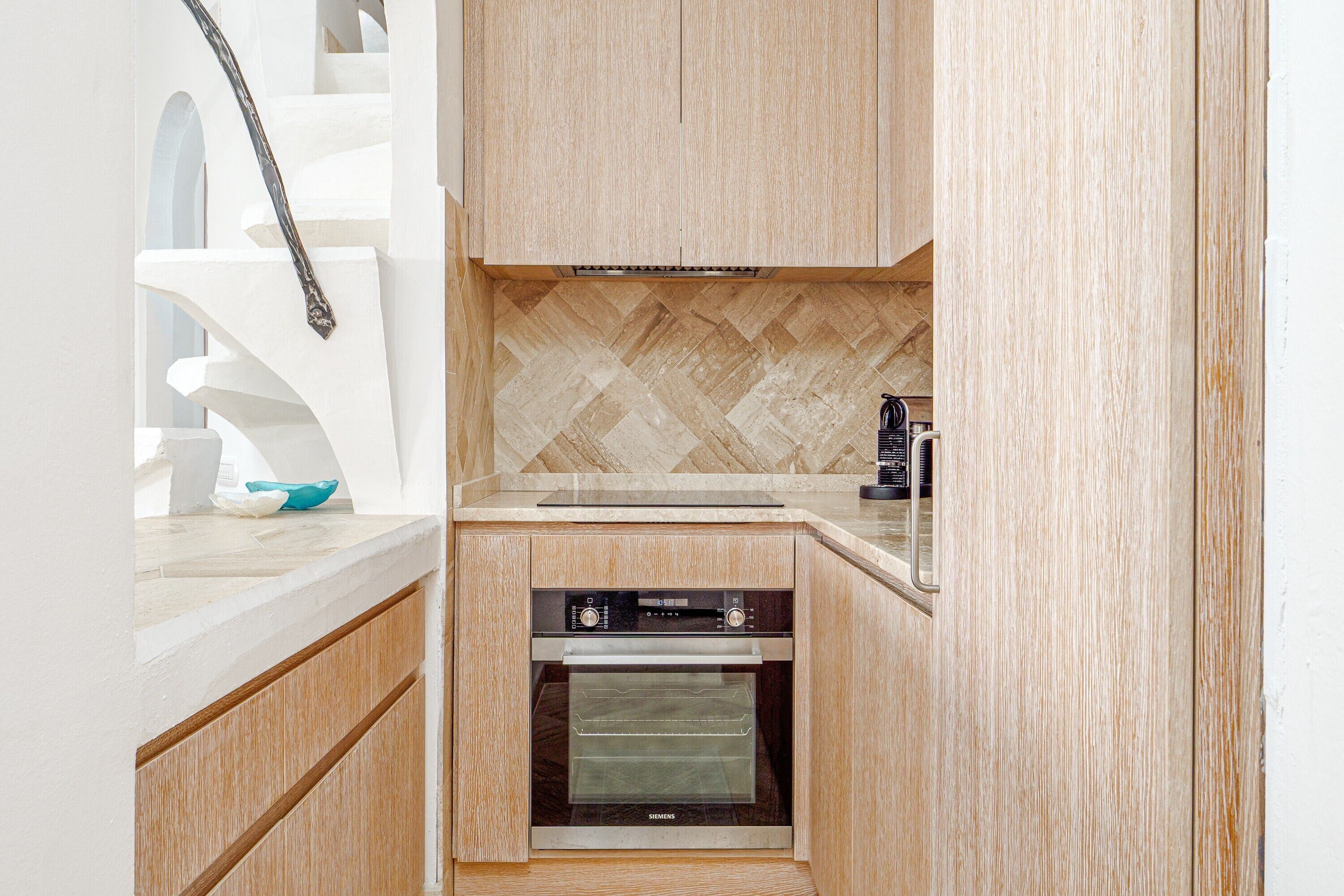 Een koelkast, een oven, een kookplaat, een vaatwasser