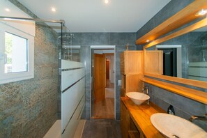 Shower, towels