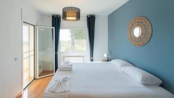 5 bedrooms, desk, iron/ironing board, free WiFi