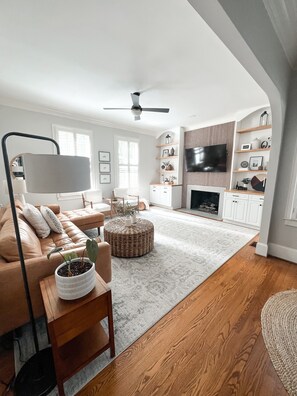 TV, fireplace - 6-bedroom Home in Heart of Dilworth in Charlotte (Charlotte)