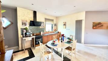 Mikrowelle, Herdplatte, Geschirrspüler