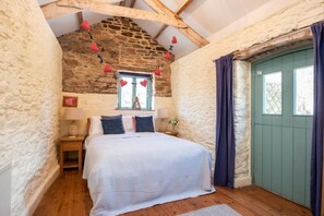 3 bedrooms, iron/ironing board, travel cot, free WiFi - 3 bed barn conversion | Nr Brixham and Paignton (Churston Ferrers)