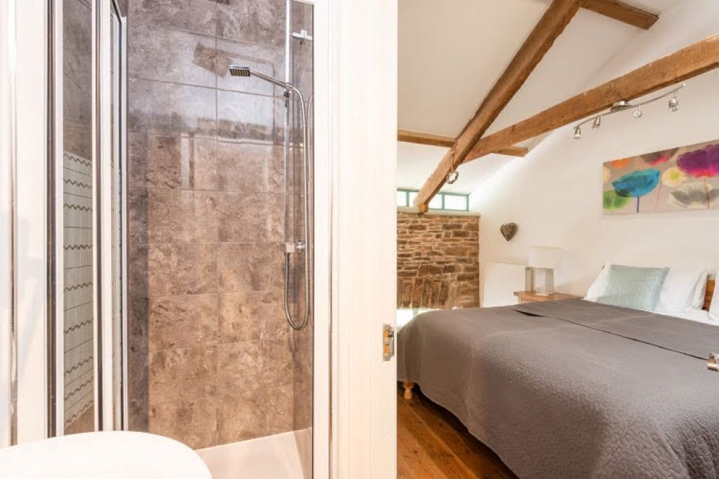 3 bedrooms, iron/ironing board, travel cot, free WiFi