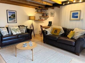 TV, books - 3 bed barn conversion | Nr Brixham and Paignton (Churston Ferrers)