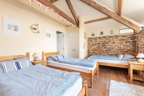 3 chambres, fer et planche à repasser, lit de bébé portatif