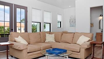 House, Multiple Beds (Highball Heaven) | Living area