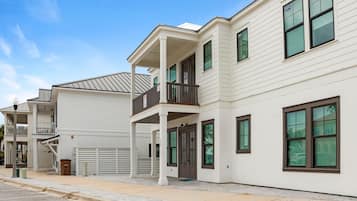 House, Berbilang Katil (Highball Heaven) | Bahagian luar