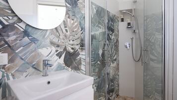 Shower, free toiletries, hair dryer, bidet