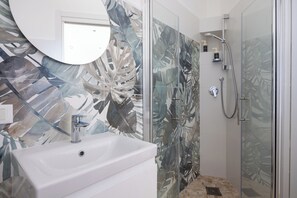 Douche, articles de toilette gratuits, sèche-cheveux, bidet