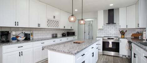 Réfrigérateur, four, plaque de cuisson, lave-vaisselle