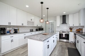 Frigorífico, horno, placa de cocina y lavavajillas