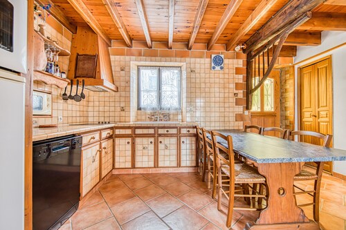 Holiday Home 'La Maréchale' with Private Garden, Wi-Fi and Air Conditioning