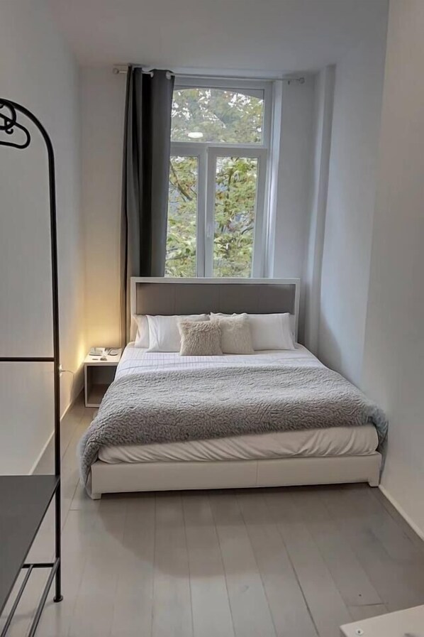 1 chambre, fer et planche à repasser, lit de bébé portatif, Wi-Fi