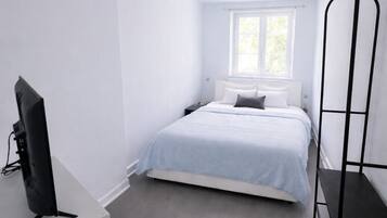 1 slaapkamer, een strijkplank/strijkijzer, wifi, beddengoed