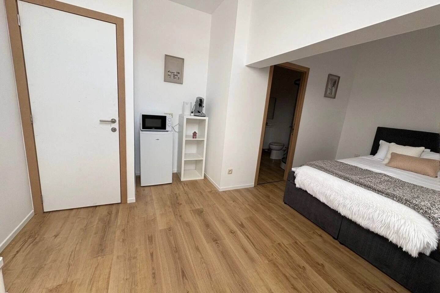 1 dormitori, planxa i posts de planxar, un bressol de viatge i wifi 