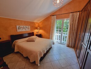 3 bedrooms, iron/ironing board, WiFi, bed sheets - VILLA LISA - COUNTRY HOUSE LISA. HOUSE WITH GARDEN 7 MINUTES WALK FROM THE SEA (Diano Marina)