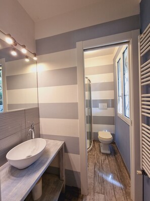 Douche, sèche-cheveux, bidet, serviettes fournies