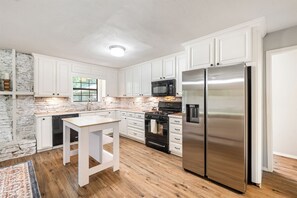 Four Ă micro-ondes, un four, surface de cuisson, lave-vaisselle