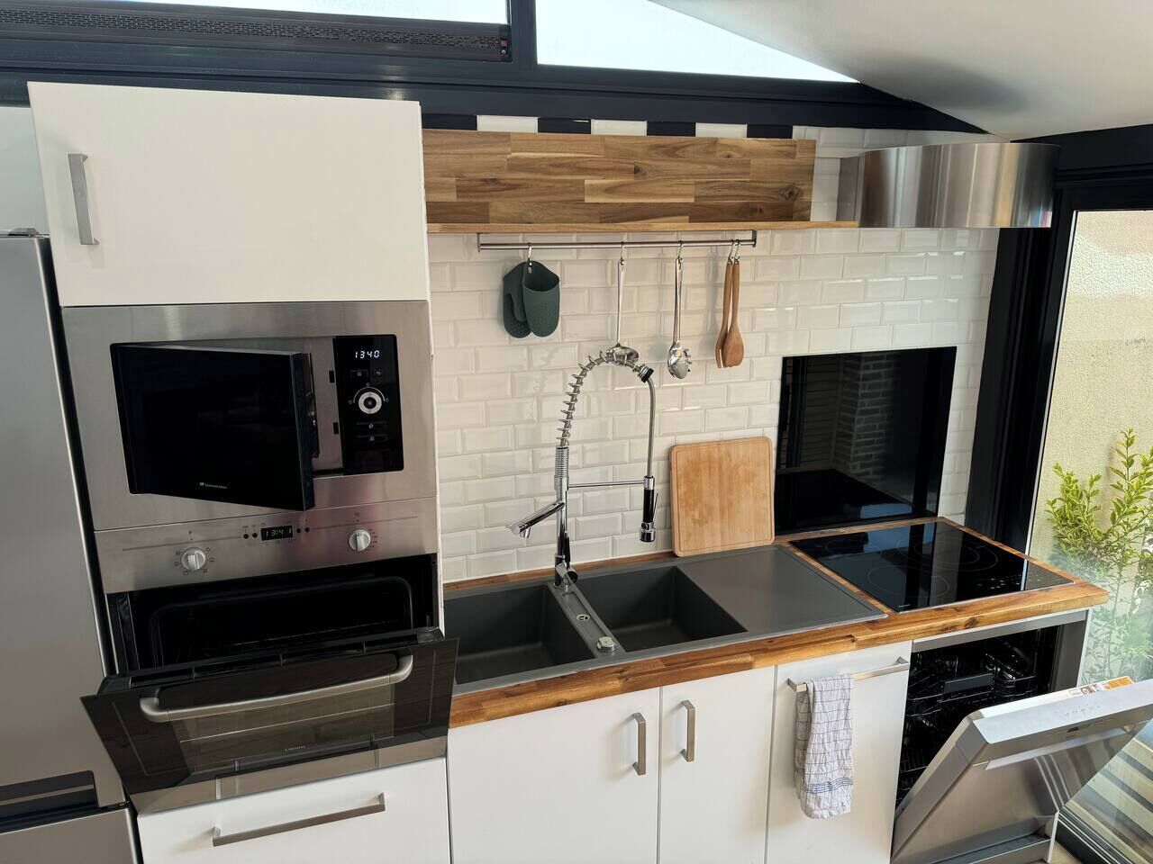 Kühlschrank, Mikrowelle, Ofen, Herdplatte