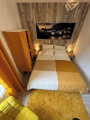 5 bedrooms, iron/ironing board, travel cot, WiFi