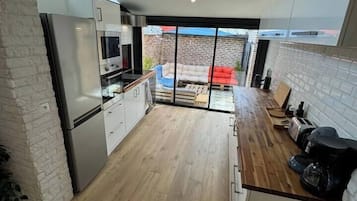 Een koelkast, een microgolfoven, een oven, een kookplaat