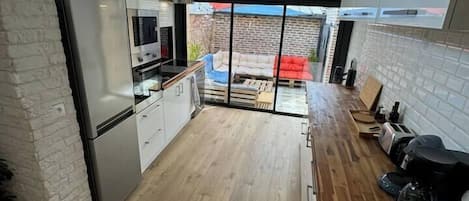 Réfrigérateur, four à micro-ondes, un four, surface de cuisson