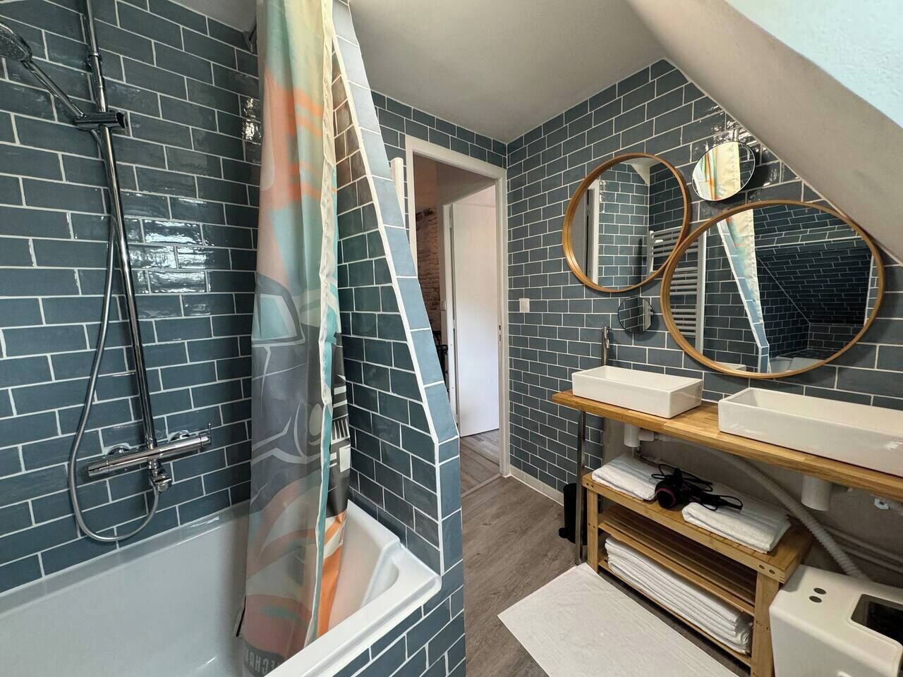 Secador de pelo, toallas