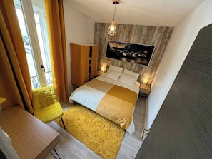 5 Schlafzimmer, Schreibtisch, Bügeleisen/Bügelbrett, Reisekinderbett
