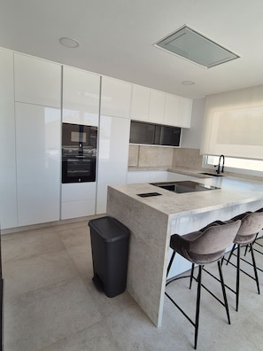 Frigorífico, microondas, horno y placa de cocina