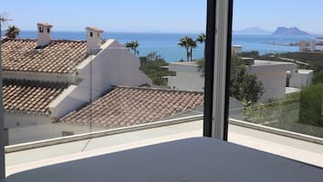 4 bedrooms, WiFi, bed sheets