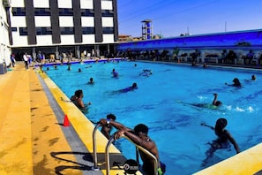 Outdoor pool - SNL Hotel & Gardens (Nairobi)