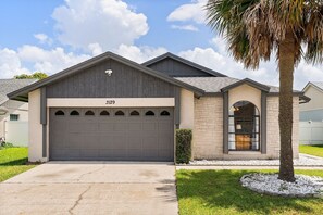 Exterior - 10 Minutes to Disney! Villa with Pool & Game Room (Kissimmee)