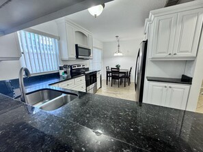 Kylskåp, mikrovågsugn, ugn och diskmaskin