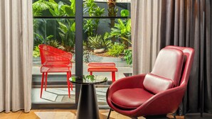 Bộ đồ giường cao cấp, chăn bông, két bảo mật tại phòng 