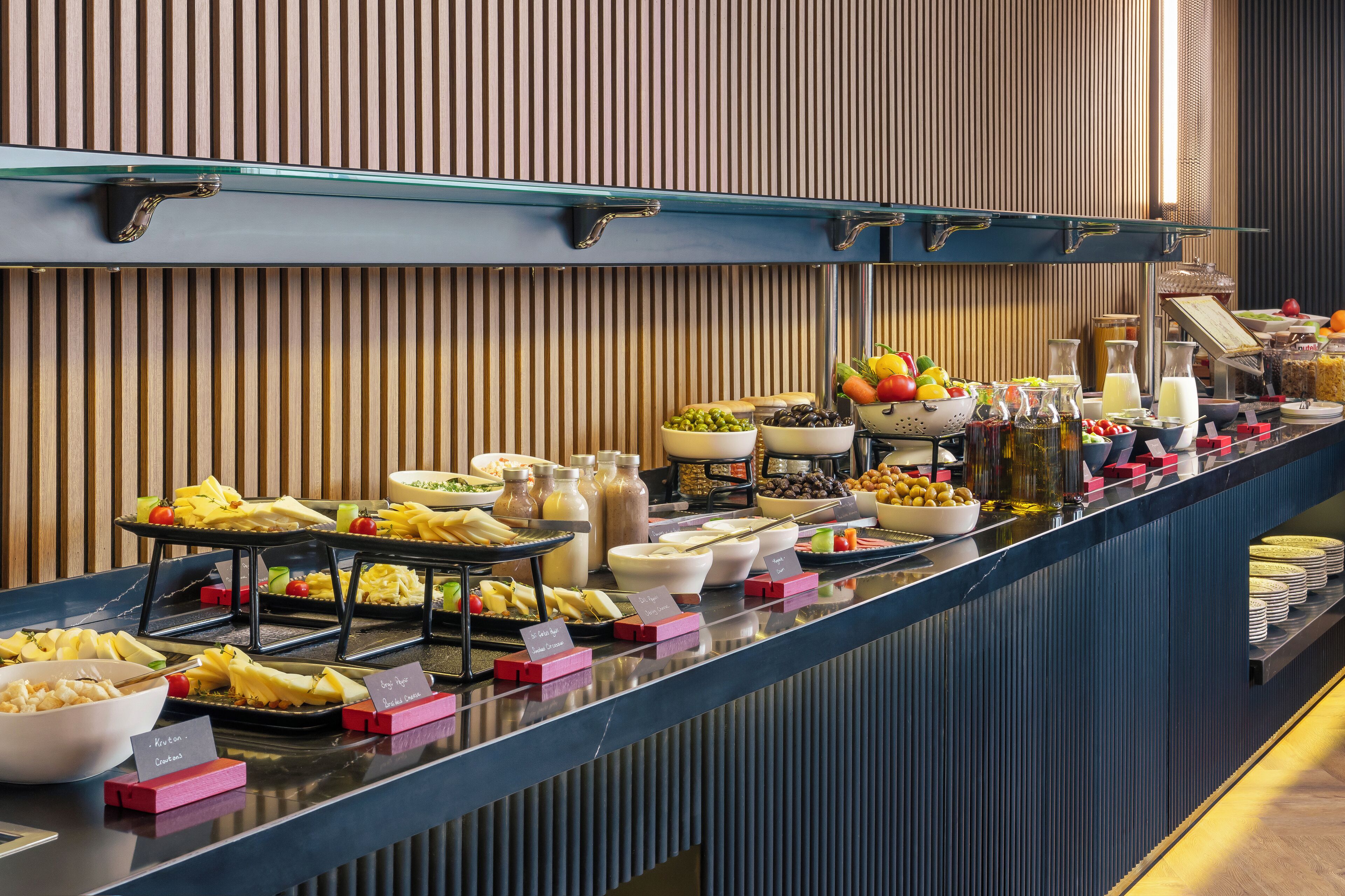 بوفيه فطور يوميًا بتكلفة قدرها (25 EUR للشخص)