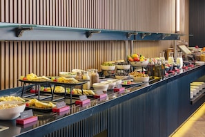 Desayuno buffet diario (EUR 25 por persona)