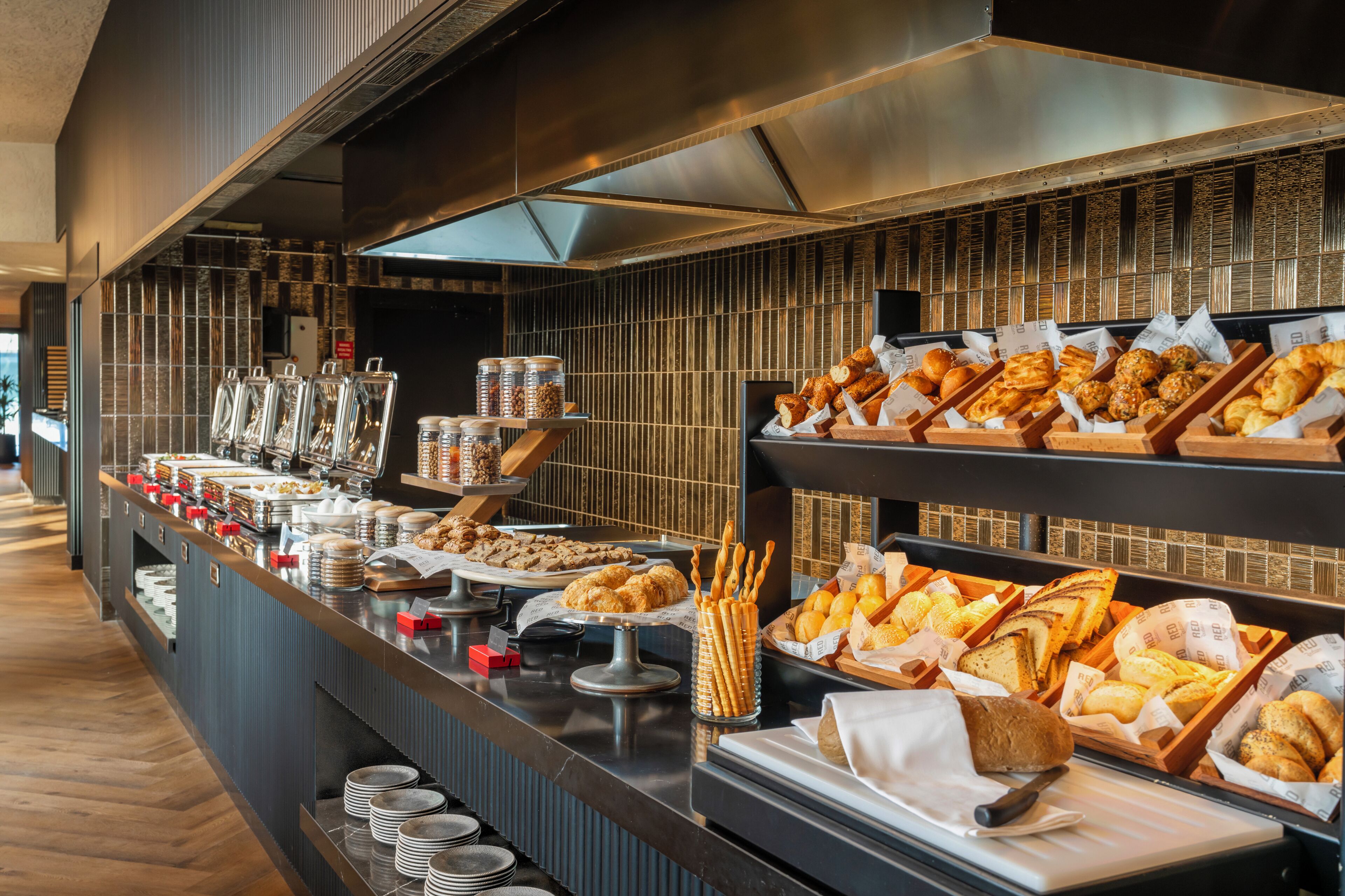 Serveert ontbijt, lunch, diner, uitzicht op de zwembaden