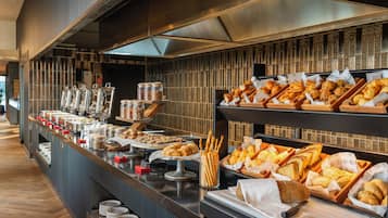 Serveert ontbijt, lunch, diner, uitzicht op de zwembaden