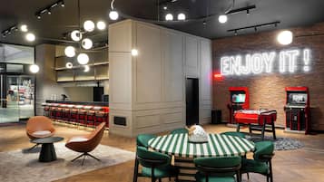 2 bars/lounges, cocktail bar, cocktail bar