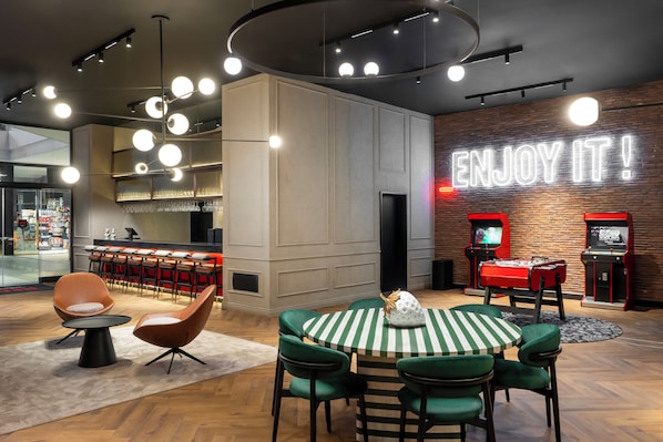 2 bars/lounges, cocktail bar, cocktail bar
