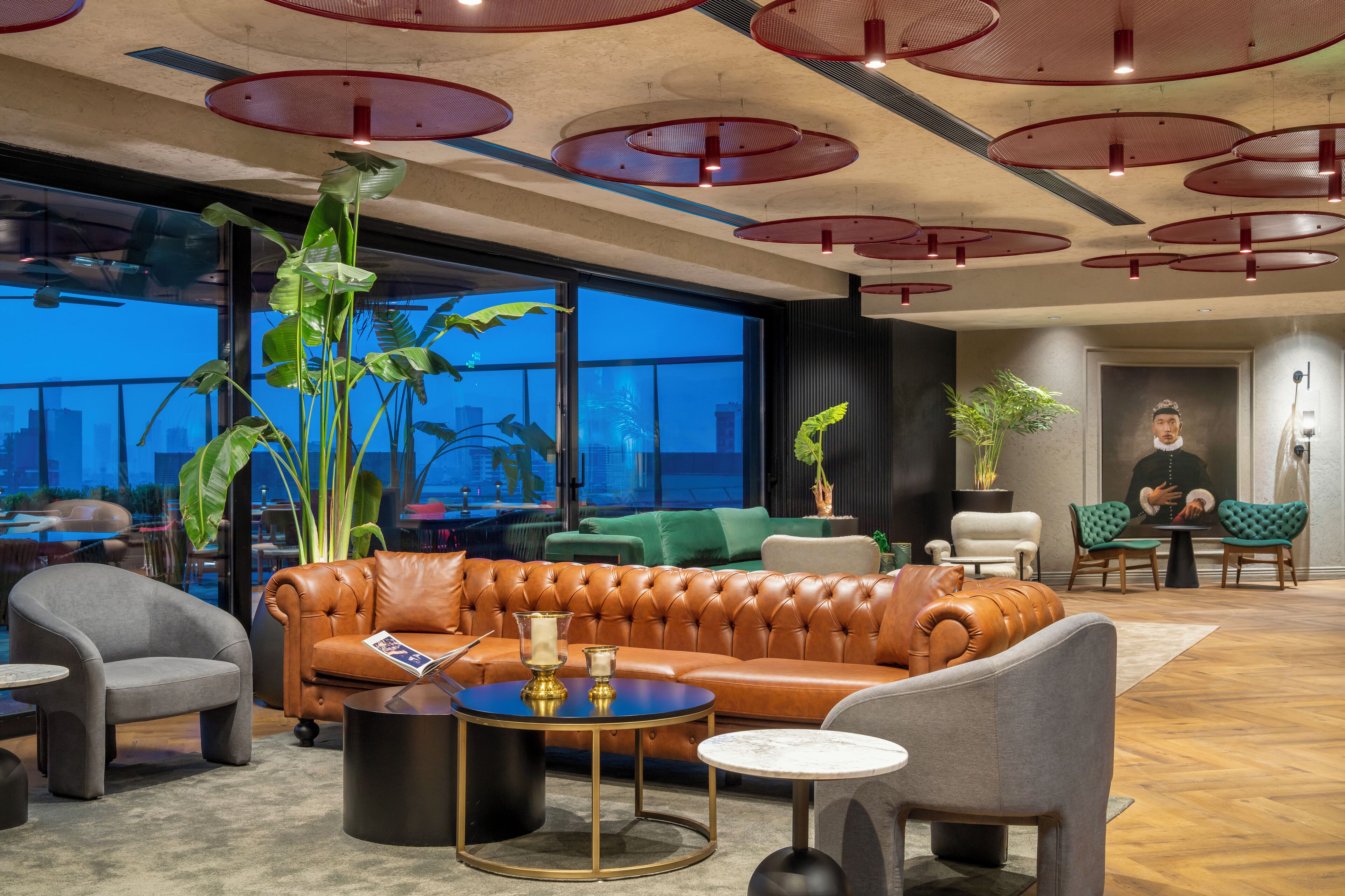 Der serveres morgenmad, frokost og aftensmad med udsigt til poolen 