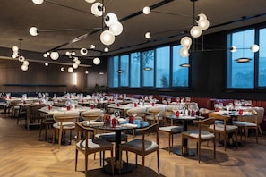 Breakfast, lunch, dinner served; pool views - Radisson RED Hotel Izmir Point Bornova (Izmir)