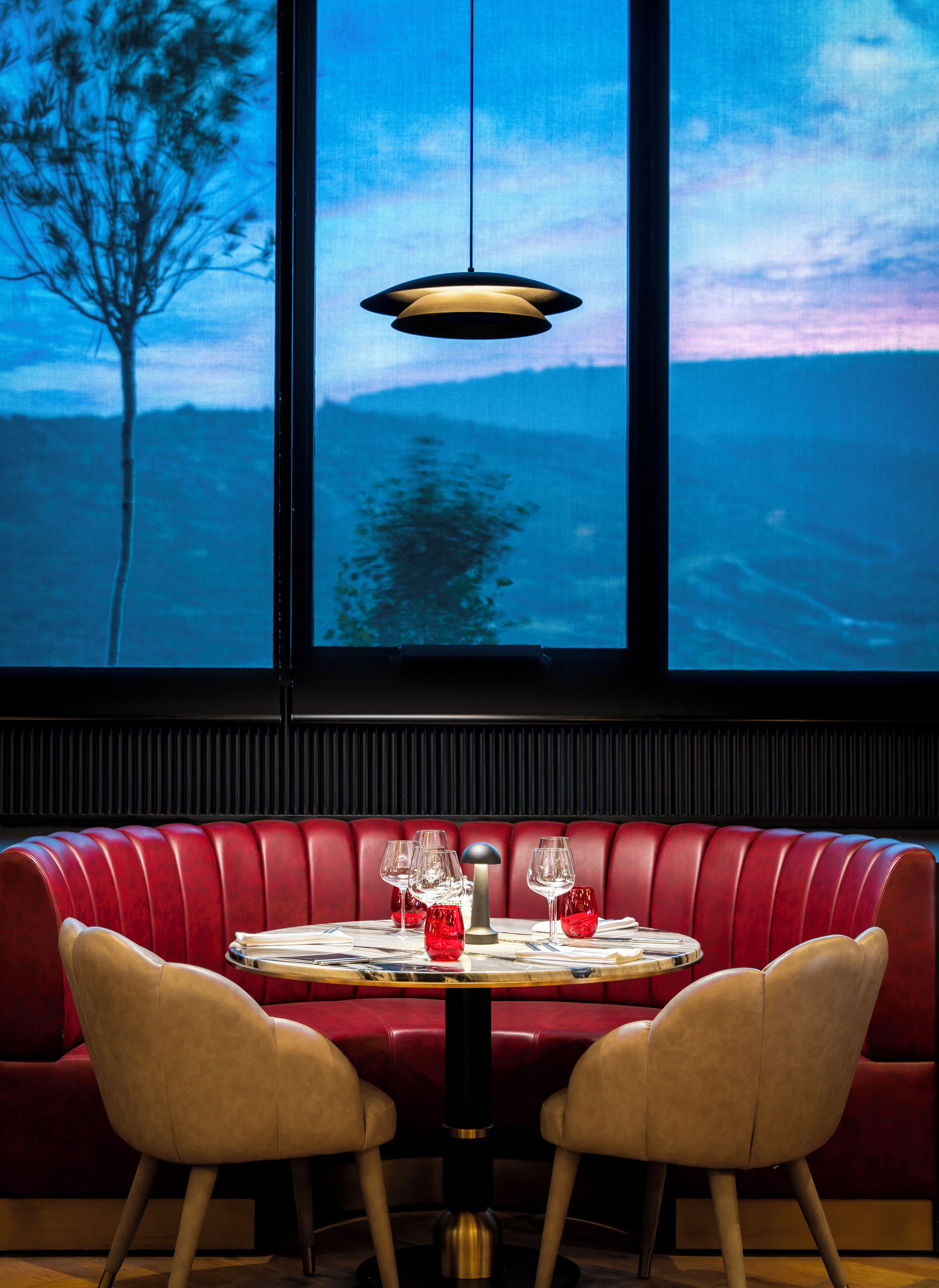 供應早餐、午餐和晚餐，游泳池景觀