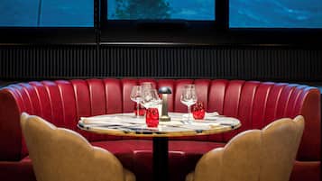 供应早餐、午餐和晚餐,泳池景观