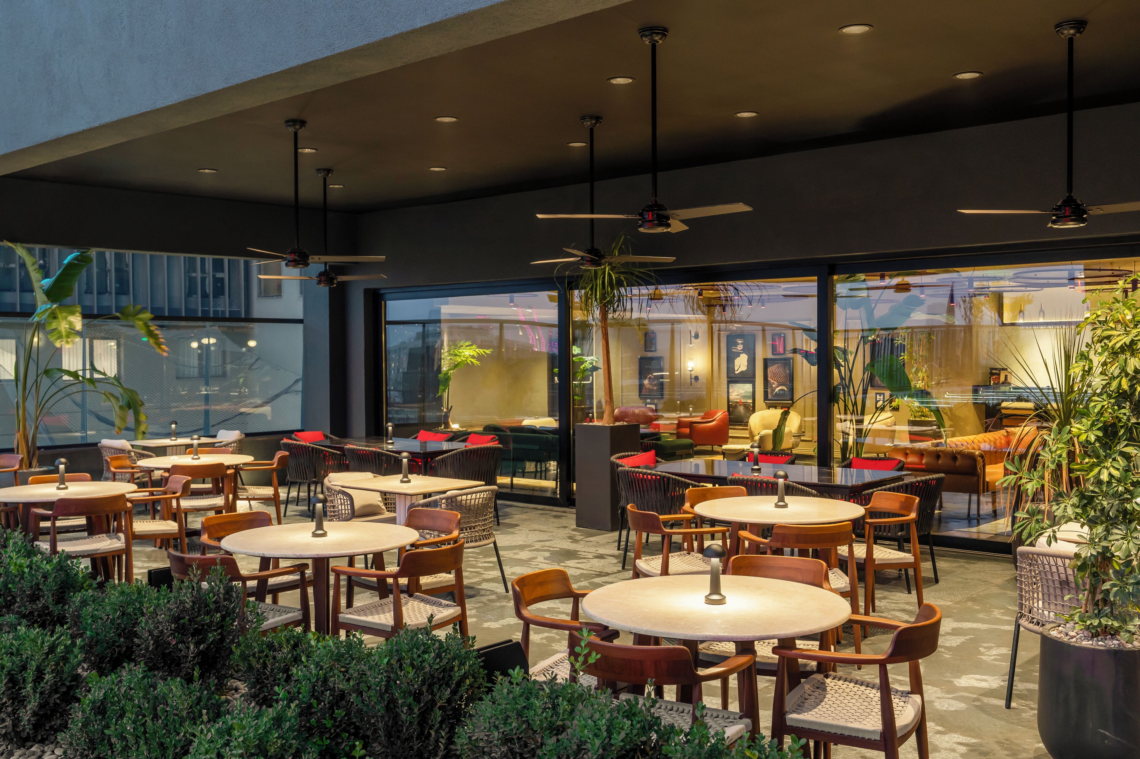 Breakfast, lunch, dinner served; pool views 