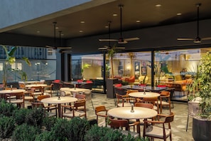 Se sirven desayunos, almuerzos y cenas; junto a la piscina