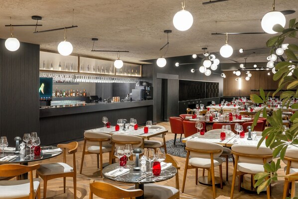 Aperto a colazione, pranzo e cena, con vista sulla piscina 