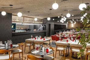 Se sirven desayunos, almuerzos y cenas; junto a la piscina