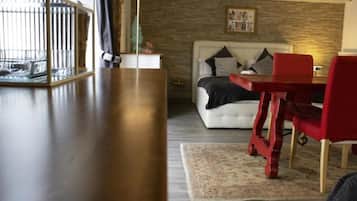 Family Suite, Courtyard View | Living area
